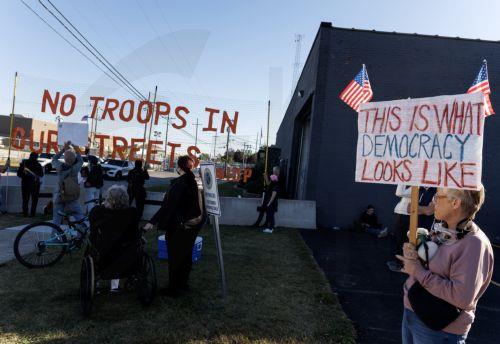 epa12443642 Activists stand outside a US Immigration and Customs Enforcement (ICE) detention facility in Broadview, Illinois, USA, 09 October 2025. The Texas National Guard is being deployed to Chicago to support ICE operations amid immigration enforcement tensions.  EPA/CRISTOBAL HERRERA-ULASHKEVICH