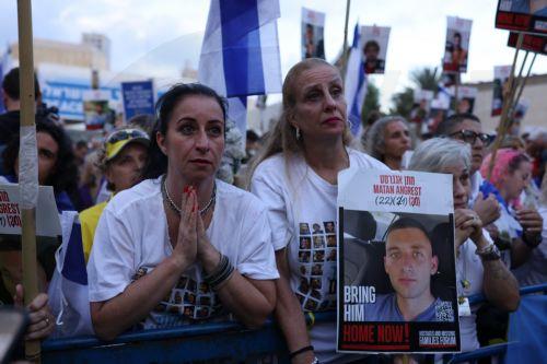 epa12449809 Israelis celebrate prior to the scheduled release of hostages held by Hamas, at Hostage Square in Tel Aviv, Israel, 13 October 2025. As part of the ceasefire agreement between Israel and Hamas, some 20 Israeli captives and around 2,000 Palestinian prisoners are scheduled to be released on 13 October.  EPA/STRINGER