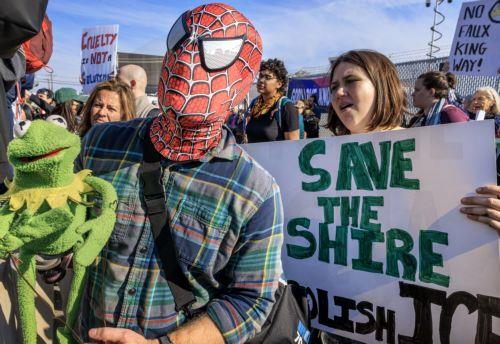 epa12460597 Activists demonstrate outside the ICE detention facility in Broadview, Illinois, USA, 17 October 2025. The demonstrations against ICE (U.S. Immigration and Customs Enforcement) are rooted in concerns about civil rights, local community safety, and alleged overreach by federal enforcement.  EPA/CRISTOBAL HERRERA-ULASHKEVICH