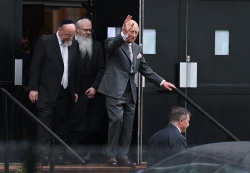 epa12467418 Britain’s King Charles III departs after visiting Heaton Park Hebrew Congregation Synagogue in Manchester, Britain, 20 October 2025. Heaton Park Hebrew Congregation Synagogue was the site of a deadly car and stabbing terror attack on 02 October 2025, in which two victims and the attacker died.  EPA/ADAM VAUGHAN