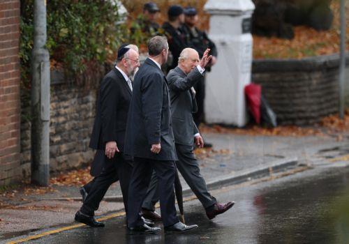 epa12467421 Britain’s King Charles III departs after visiting Heaton Park Hebrew Congregation Synagogue in Manchester, Britain, 20 October 2025. Heaton Park Hebrew Congregation Synagogue was the site of a deadly car and stabbing terror attack on 02 October 2025, in which two victims and the attacker died.  EPA/ADAM VAUGHAN