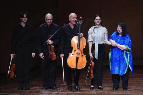 Συναυλία της Ντόρας Μπακοπούλου: Εν Λευκώ, στην αίθουσα Δημήτρης Μητρόπουλος, του Μεγάρου Μουσικής Αθηνών, Κυριακή 19 Οκτωβρίου 2025. Συντελεστές: Πιάνο Ντόρα Μπακοπούλου, Βιολί Νίκος Μάνδυλας, Αντώνης Μάνδυλας, Βιόλα Κρυσταλία Γαϊτάνου, Βιολοντσέλο Χριστόφορος Μιρόσνικοφ. Δευτέρα 20 Οκτωβρίου 2025. ΑΠΕ-ΜΠΕ/ΜΕΓΑΡΟ ΜΟΥΣΙΚΗΣ ΑΘΗΝΩΝ/ΧΑΡΗΣ ΑΚΡΙΒΙΑΔΗΣ