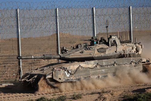 epa12469115 An Israeli tank maneuvers at an undisclosed location near the border with the Gaza Strip in southern Israel, 21 October 2025. As part of an Israel-Hamas ceasefire agreement, the Israeli military partially withdrew from Gaza on 10 October.  EPA/ATEF SAFADI