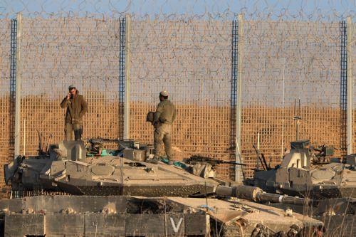 epa12469117 Israeli tanks gathered at an undisclosed location near the border with the Gaza Strip in southern Israel, 21 October 2025. As part of an Israel-Hamas ceasefire agreement, the Israeli military partially withdrew from Gaza on 10 October.  EPA/ATEF SAFADI
