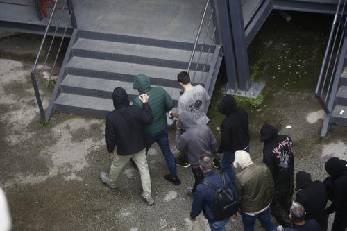 ΣΗΜΕΙΩΣΗ ΓΙΑ ΤΟΥΣ EDITORS. ΠΡΟΣΟΧΗ: Η φωτογραφία έχει ληφθεί χωρίς τη ρητή άδεια των εικονιζόμενων. Η δημοσίευση των χαρακτηριστικών τους γίνεται αποκλειστικά με ευθύνη του συνδρομητή.
Οι 37 συλληφθέντες για το σκάνδαλο του ΟΠΕΚΕΠΕ μεταφέρονται στα γραφεία της Ευρωπαϊκής Εισαγγελίας στην οδό Λουκάρεως προκειμένου να απολογηθούν για τις παράνομες...