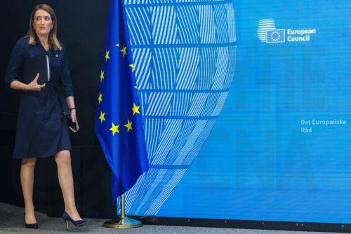 epa12475086 European Parliament President Roberta Metsola arrives at a press conference during the European Council meeting Summit in Brussels, Belgium, 23 October 2025. EU leaders convene in Brussels to discuss the situation Ukraine, European defence, developments in the Middle East, competitiveness, housing and migration.  EPA/OLIVIER MATTHYS
