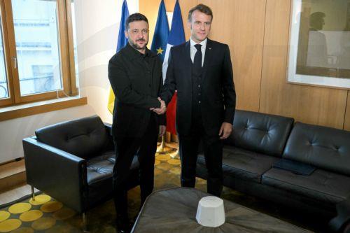 epa12475159 Ukraine's President Volodymyr Zelensky (L) shakes hand with France's President Emmanuel Macron (R) during a bilateral meeting on the sidelines of a European Council meeting in Brussels, Belgium, 23 October 2025. EU leaders convene in Brussels to discuss the situation Ukraine, European defence, developments in the Middle East, competitiveness,...