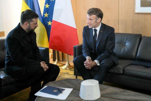 epa12475157 Ukraine's President Volodymyr Zelensky (L) and France's President Emmanuel Macron (R) speak during their bilateral meeting on the sidelines of a European Council meeting in Brussels, Belgium, 23 October 2025. EU leaders convene in Brussels to discuss the situation Ukraine, European defence, developments in the Middle East, competitiveness,...