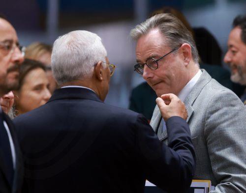 epa12475443 European Council President Antonio Costa (C) speaks with Belgian Prime Minister Bart de Wever (R) before the start of the Euro Summit in Brussels, Belgium, 23 October 2025. EU leaders convened in Brussels to discuss the situation Ukraine, European defence, developments in the Middle East, competitiveness, housing and migration.  EPA/OLIVIER...