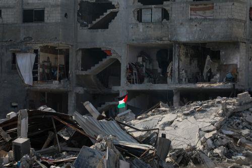 epa12475845 A Palestinian flag is hoisted in the rubble of destroyed buildings in the heavily damaged Sheikh Redwan neighborhood of Gaza City, 23 October 2025. The ceasefire between Israel and Hamas that is currently in place is part of the first phase of a Gaza peace plan that includes a halt in fighting, the release of hostages and prisoners, and the...