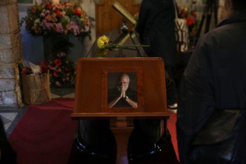 Φωτογραφία του Διονύση Σαββόπουλου μπροστά από τη σορό του, στο παρεκκλήσι της Μητρόπολης Αθηνών, Σάββατο 25 Οκτωβρίου 2025. Ο σπουδαίος μουσικός και συνθέτης Διονύσης Σαββόπουλος έφυγε από τη ζωή σε ηλικία 81 ετών, από ανακοπή καρδιάς, ενώ τα τελευταία χρόνια έδινε σκληρή μάχη με τον καρκίνο. Η κηδεία του θα γίνει δημοσία δαπάνη και θα τελεστεί στο Α'...