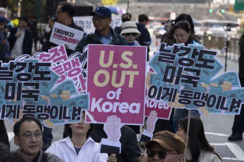 epa12480451 Protesters shout slogans and hold up signs reading 'No Trump' during a rally against US President Trump’s investment push and tariff policy toward South Korea, in Seoul, South Korea, 25 October 2025. US President Trump will visit South Korea to attend the APEC summit from 29 to 30 October.  EPA/JEON HEON-KYUN