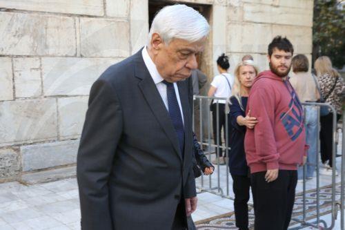 Ο τέως Πρόεδρος της Δημοκρατίας Προκόπης Παυλόπουλος προσέρχεται στο παρεκκλήσι της Μητρόπολης Αθηνών για να χαιρετήσει τη σορό του Διονύση Σαββόπουλου, Σάββατο 25 Οκτωβρίου 2025. Ο σπουδαίος μουσικός και συνθέτης Διονύσης Σαββόπουλος έφυγε από τη ζωή σε ηλικία 81 ετών, από ανακοπή καρδιάς, ενώ τα τελευταία χρόνια έδινε σκληρή μάχη με τον καρκίνο. Η κηδεία...