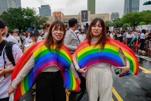 epa12480500 People participate in the annual Taiwan Pride parade in Taipei, Taiwan, 25 october 2025. This year's theme, 'Beyond Links: More Than Clicks', examines online conversations about gender and the challenges LGBTQ+ individuals face in the digital age.  EPA/RITCHIE B. TONGO