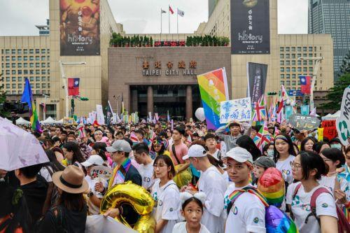 epa12480503 People participate in the annual Taiwan Pride parade in Taipei, Taiwan, 25 october 2025. This year's theme, 'Beyond Links: More Than Clicks', examines online conversations about gender and the challenges LGBTQ+ individuals face in the digital age.  EPA/RITCHIE B. TONGO