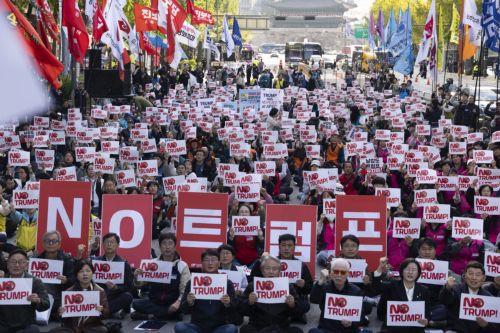 epaselect epa12480454 Protesters shout slogans and hold up signs reading 'No Trump' during a rally against US President Trump’s investment push and tariff policy toward South Korea, in Seoul, South Korea, 25 October 2025. US President Trump will visit South Korea to attend the APEC summit from 29 to 30 October.  EPA/JEON HEON-KYUN