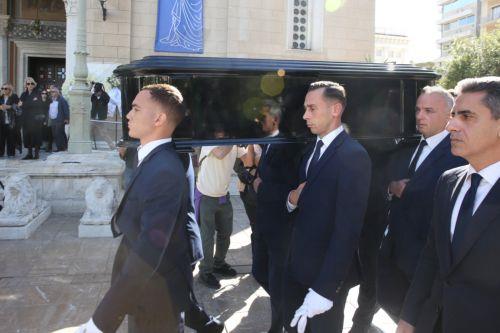 Η σορός του Διονύση Σαββόπουλου μεταφέρεται από το παρεκκλήσι της Μητρόπολης στο Α' Νεκροταφείο, όπου και θα τελεστεί η εξόδιος ακολουθία, Σάββατο 25 Οκτωβρίου 2025. Ο σπουδαίος μουσικός και συνθέτης Διονύσης Σαββόπουλος έφυγε από τη ζωή σε ηλικία 81 ετών, από ανακοπή καρδιάς, ενώ τα τελευταία χρόνια έδινε σκληρή μάχη με τον καρκίνο. Η κηδεία του θα γίνει...