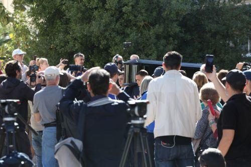 Η σορός του Διονύση Σαββόπουλου μεταφέρεται από το παρεκκλήσι της Μητρόπολης στον Καθεδρικό Ιερό Ναό, όπου και θα τελεστεί η εξόδιος ακολουθία, Σάββατο 25 Οκτωβρίου 2025. Ο σπουδαίος μουσικός και συνθέτης Διονύσης Σαββόπουλος έφυγε από τη ζωή σε ηλικία 81 ετών, από ανακοπή καρδιάς, ενώ τα τελευταία χρόνια έδινε σκληρή μάχη με τον καρκίνο. Η κηδεία του θα...