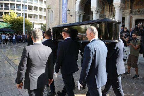 Η σορός του Διονύση Σαββόπουλου μεταφέρεται από το παρεκκλήσι της Μητρόπολης στον Καθεδρικό Ιερό Ναό, όπου και θα τελεστεί η εξόδιος ακολουθία, Σάββατο 25 Οκτωβρίου 2025. Ο σπουδαίος μουσικός και συνθέτης Διονύσης Σαββόπουλος έφυγε από τη ζωή σε ηλικία 81 ετών, από ανακοπή καρδιάς, ενώ τα τελευταία χρόνια έδινε σκληρή μάχη με τον καρκίνο. Η κηδεία του θα...