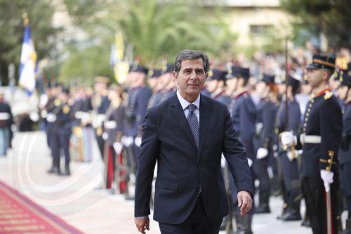 Ο Υφυπουργός Μακεδονίας & Θράκης Κωνσταντίνος Γκιουλέκας, επιθεωρεί στρατιωτικό άγημα προσερχόμενος στη Δοξολογία στο ναό του Αγίου Δημητρίου, για την εορτή του Πολιούχου της Θεσσαλονίκης, στο πλαίσιο των Εορταστικών εκδηλώσεων των Επετείων της 26ης Οκτωβρίου 1912, ημέρας απελευθέρωσης της πόλης από τον τουρκικό ζυγό, εορτής του Πολιούχου Αγίου Δημητρίου...