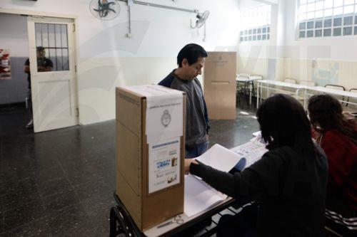 epa12483697 People cast their votes at a polling station in Buenos Aires, Argentina, 26 October 2025. Argentina is holding nationwide legislative elections.  EPA/JUAN IGNACIO RONCORONI