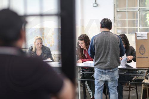 epa12483698 People cast their votes at a polling station in Buenos Aires, Argentina, 26 October 2025. Argentina is holding nationwide legislative elections.  EPA/JUAN IGNACIO RONCORONI