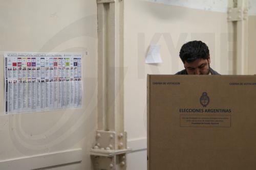 epa12483699 People cast their votes at a polling station in Buenos Aires, Argentina, 26 October 2025. Argentina is holding nationwide legislative elections.  EPA/JUAN IGNACIO RONCORONI