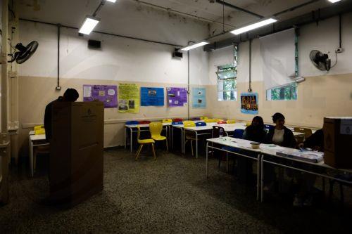 epa12483700 People cast their votes at a polling station in Buenos Aires, Argentina, 26 October 2025. Argentina is holding nationwide legislative elections.  EPA/JUAN IGNACIO RONCORONI