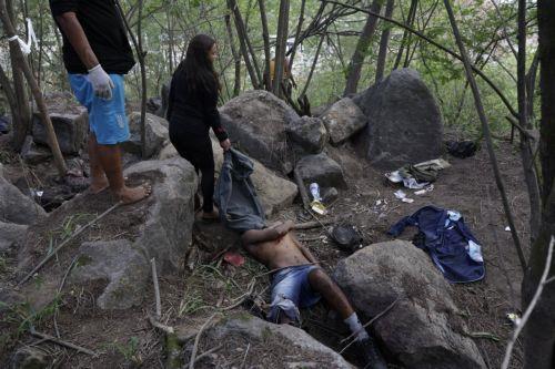 epa12490728 People remove a body from a wooded area in the Vila Cruzeiro favela in Rio de Janeiro, Brazil 29 October 2025. The police operation launched on 28 October in Rio de Janeiro, the deadliest in the Brazilian city's history, left 132 people dead, including four officers, the regional Public Defender's Office told EFE.  EPA/ANDRE COELHO ATTENTION...