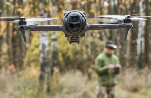 epa12490821 Servicemen of the special unit of the 72nd Separate Brigade named after the Black Zaporozhians assemble and train to fly drones before combat use on the front line, in a undisclosed location, in the Kharkiv region, Ukraine, 29 October 2025, amid the ongoing Russian invasion.  EPA/SERGEY KOZLOV