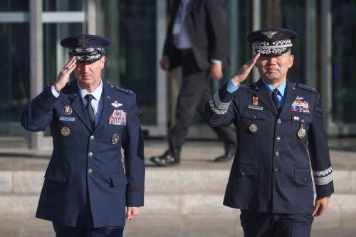 epa12499889 Air Force General Jin Yong-sung (R), chairman of South Korea's Joint Chiefs of Staff, and General John Daniel Caine, US Chairman of the Joint Chiefs of Staff, inspect an honor guard during a welcome ceremony for the US military leader prior to the South Korea-US Military Committee Meeting at the defense ministry in Seoul, South Korea, 03...