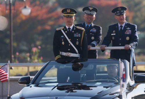 epa12499890 Air Force General Jin Yong-sung (L, back), chairman of South Korea's Joint Chiefs of Staff, and General John Daniel Caine (R, back), US Chairman of the Joint Chiefs of Staff, inspect an honor guard during a welcome ceremony for the US military leader prior to the South Korea-US Military Committee Meeting at the defense ministry in Seoul, South...
