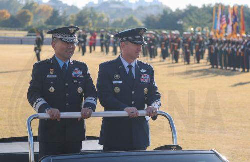 epa12499891 Air Force General Jin Yong-sung (L), chairman of South Korea's Joint Chiefs of Staff, and General John Daniel Caine, US Chairman of the Joint Chiefs of Staff, inspect an honor guard during a welcome ceremony for the US military leader prior to the South Korea-US Military Committee Meeting at the defense ministry in Seoul, South Korea, 03...