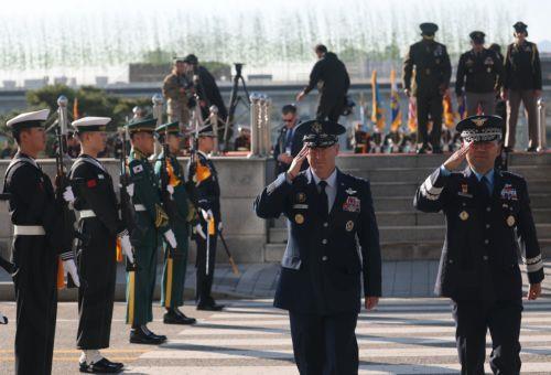 epa12499892 Air Force General Jin Yong-sung (R), chairman of South Korea's Joint Chiefs of Staff, and General John Daniel Caine (C), US Chairman of the Joint Chiefs of Staff, inspect an honor guard during a welcome ceremony for the US military leader prior to the South Korea-US Military Committee Meeting at the defense ministry in Seoul, South Korea, 03...