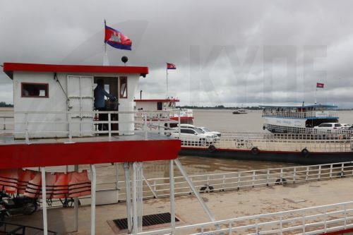 epa12506844 A ferry moves along the Mekong River in Phnom Penh, Cambodia, 6 November 2025. According to the Ministry of Water Resources and Meteorology, Cambodia is expected to experience mild weather effects from Typhoon Kalmaegi and Typhoon Fung-wong  EPA/KITH SEREY