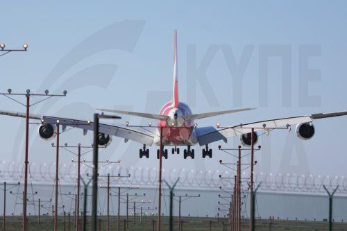 epa12511509 An airplane descends for landing at Los Angeles International Airport (LAX) in Los Angeles, California, USA, 07 November 2025. US airlines started canceling hundreds of flights on 07 November 2025, hours after the Federal Aviation Administration (FAA) ordered the cuts amid the current US government shutdown.  EPA/ALLISON DINNER
