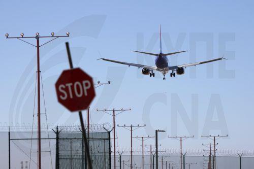 epa12511507 An airplane descends for landing at Los Angeles International Airport (LAX) in Los Angeles, California, USA, 07 November 2025. US airlines started canceling hundreds of flights on 07 November 2025, hours after the Federal Aviation Administration (FAA) ordered the cuts amid the current US government shutdown.  EPA/ALLISON DINNER