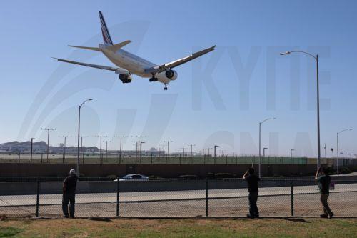 epa12511514 People watch as an airplane descends for landing at Los Angeles International Airport (LAX) in Los Angeles, California, USA, 07 November 2025. US airlines started canceling hundreds of flights on 07 November 2025, hours after the Federal Aviation Administration (FAA) ordered the cuts amid the current US government shutdown.  EPA/ALLISON DINNER