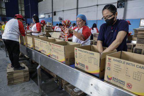 epa12511636 Volunteers and local government assistance beneficiaries work together to pack food boxes intended for relief operations in regions affected and prone to severe weather conditions and natural disasters, at a Department of Social Welfare and Development facility in Pasay City, Metro Manila, Philippines, 08 November 2025. Following the onslaught...