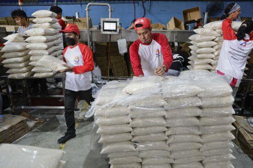 epa12511637 Volunteers and local government assistance beneficiaries work together to pack food boxes intended for relief operations in regions affected and prone to severe weather conditions and natural disasters, at a Department of Social Welfare and Development facility in Pasay City, Metro Manila, Philippines, 08 November 2025. Following the onslaught...