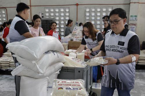 epa12511639 Volunteers and local government assistance beneficiaries work together to pack food boxes intended for relief operations in regions affected and prone to severe weather conditions and natural disasters, at a Department of Social Welfare and Development facility in Pasay City, Metro Manila, Philippines, 08 November 2025. Following the onslaught...