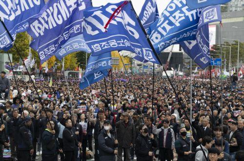 epa12511681 Members of the South Korean Confederation of Trade Unions (KCTU) shout slogans during a rally against the government's labor policy in Seoul, South Korea, 08 November 2025.  EPA/JEON HEON-KYUN
