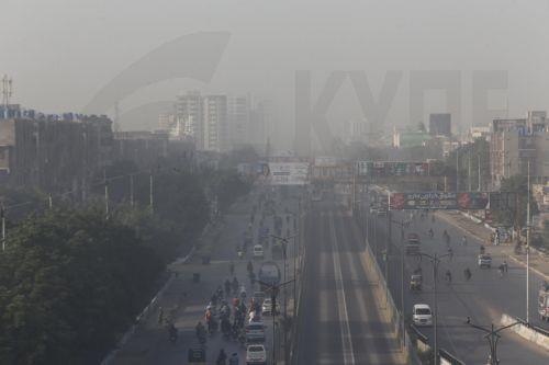 epa12511703 Vehicles drive on a highway amid heavy smog in Karachi, the provincial capital of Sindh province, Pakistan, 08 November 2025. Karachi in Sindh Province and Lahore in Punjab Province once again topped the list of the world's most polluted cities, as thick smog engulfed the city with the Air Quality Index (AQI) peaking at a hazardous 308,...