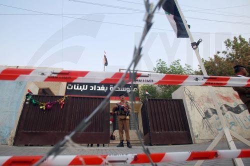 epa12513475 An Iraqi policeman stands guard outside a polling station during the early voting for the parliamentary elections, in Baghdad, Iraq, 09 November 2025. Members of the security forces and the military are casting their ballots in early voting for the Iraqi parliamentary elections before the general vote on 11 November.  EPA/CEERWAN AZIZ