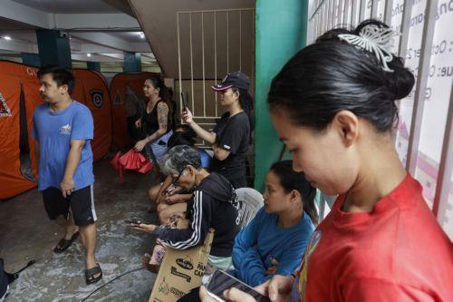 epa12513648 Residents of a flood-prone district stay at an evacuation center set up in anticipation of Typhoon Fung-Wong in Quezon City, Metro Manila, Philippines, 09 November 2025. According to the Philippine Atmospheric, Geophysical, and Astronomical Services Administration (PAGASA), the typhoon is projected to be 100 kilometers northeast of Daet,...