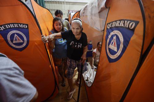 epa12513653 Residents of a flood-prone district arrive at an evacuation center set up in anticipation of Typhoon Fung-Wong in Quezon City, Metro Manila, Philippines, 09 November 2025. According to the Philippine Atmospheric, Geophysical, and Astronomical Services Administration (PAGASA), the typhoon is projected to be 100 kilometers northeast of Daet,...