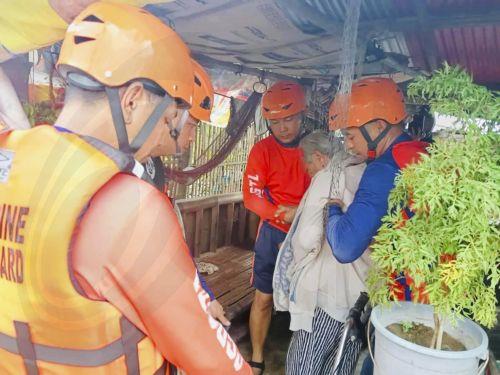epa12513671 A handout photo provided by the Philippine Coast Guard (PCG) shows PCG personnel assisting residents with pre-emptive evacuation measures in anticipation of Typhoon Fung-Wong in Oriental Mindoro province, Philippines, 09 November 2025. According to the Philippine Atmospheric, Geophysical, and Astronomical Services Administration (PAGASA), the...