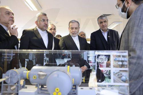 epa12516133 A handout picture made available by the Atomic Energy Organization of Iran (AEOI) shows, Iranian Foreign Minister Abbas Araghchi (C), accompanied by the head of the AEOI Mohammad Eslami (2-R), during a visit to the Atomic Energy Organization in Tehran, Iran, 10 November 2025.  EPA/ATOMIC ENERGY ORGANIZATION OF IRAN HANDOUT -- MANDATORY CREDIT --...