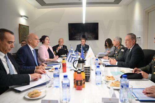 (Ξένη Δημοσίευση) Ο Υπουργός Εθνικής Άμυνας Νίκος Δένδιας (2-Α) πραγματοποιεί επίσκεψη στην Κύπρο, Δευτέρα 10 Νοεμβρίου 2025. Ο Υπουργός Εθνικής Άμυνας Νίκος Δένδιας πραγματοποίησε σήμερα, Δευτέρα 10 Νοεμβρίου 2025, επίσκεψη στην Κύπρο, όπου έγινε δεκτός από τον Πρόεδρο της Κυπριακής Δημοκρατίας Νίκο Χριστοδουλίδη και είχε συνάντηση με τον ομόλογό του...