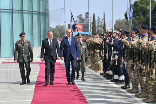 (Ξένη Δημοσίευση) Ο Υπουργός Εθνικής Άμυνας Νίκος Δένδιας πραγματοποιεί επίσκεψη στην Κύπρο, Δευτέρα 10 Νοεμβρίου 2025. Ο Υπουργός Εθνικής Άμυνας Νίκος Δένδιας πραγματοποίησε σήμερα, Δευτέρα 10 Νοεμβρίου 2025, επίσκεψη στην Κύπρο, όπου έγινε δεκτός από τον Πρόεδρο της Κυπριακής Δημοκρατίας Νίκο Χριστοδουλίδη και είχε συνάντηση με τον ομόλογό του Βασίλη...